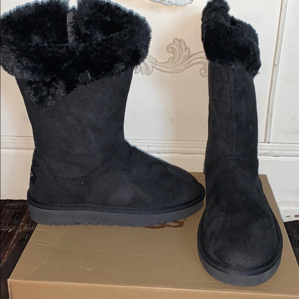 Size 7 Classic Short Black Zip up uggs